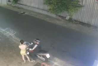中国女游客在泰国街头被劫 惊险一幕曝光