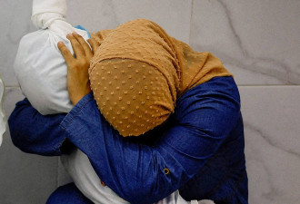 加沙妇紧抱侄女遗体悲痛一幕令人心碎！路透社记者膺新闻摄影奖