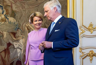 比利时王后陪同卢森堡大公夫人惊艳了！粉色斗篷套装超美，好嫩啊