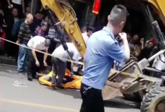 传重庆7旬妇遭挖掘机当街辗毙 司机被带