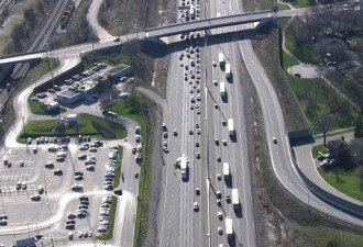 401高速东行线因车祸关闭