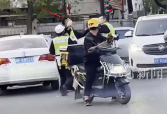 天津两名交警当街互殴 装备都甩飞了 评论区沦陷