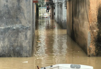 水患下的广东英德:有人宁可被水围困在停电的家里