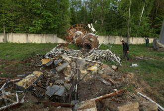 乌克兰240米高电视塔断开倒塌 疑遭俄导弹袭击