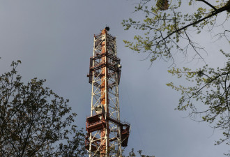 乌克兰240米高电视塔断开倒塌 疑遭俄导弹袭击