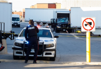 UPS送货车撞拖车 司机身亡