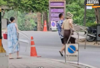 中国游客清迈不文明“抢椅子” 引众怒