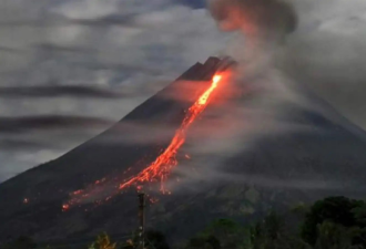 勿靠近！印尼伊布火山喷发 灰烬直冲3.5公里高空