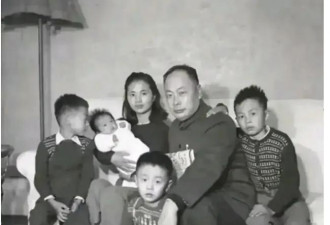 老照片：陈毅张茜带着4个孩子合影 张茜年轻漂亮