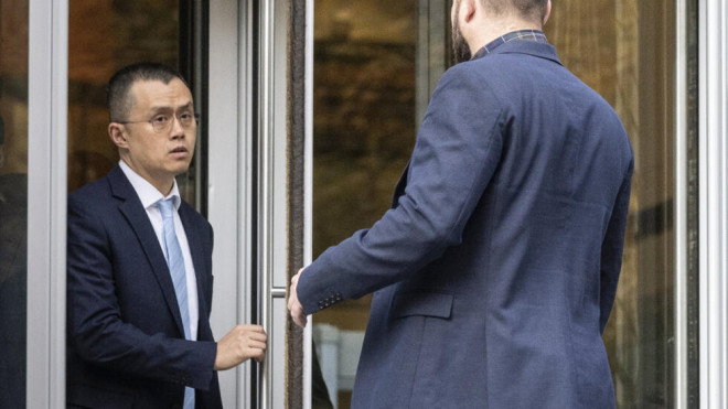 加密货币安创办人赵长鹏（左）离开美国西雅图联邦法院，2023年11月21日