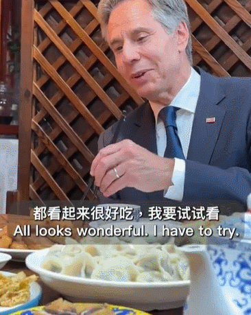 用筷熟练还问“什么馅儿” 布林肯北京吃饺子