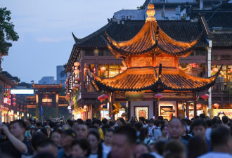 五一假期 北京外地游客谈经济与出游