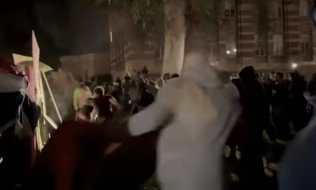 UCLA挺巴抗议爆冲突 双方持棍棒械斗 100人被捕