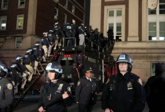彻底乱了！纽约警察强攻哥大驱逐学生…