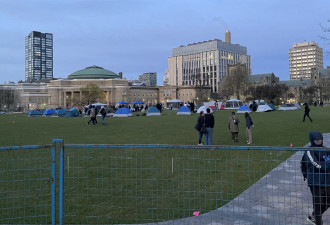 示威者冲破多伦多大学围栏搭设帐篷营地！校方警告：面临停学