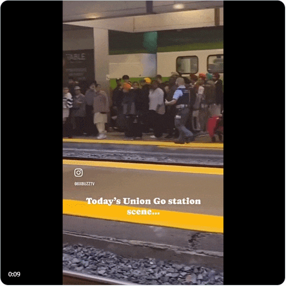 多伦多惊人一幕：大批人横穿火车轨道！网友：现实版&quot;印度震撼&quot;