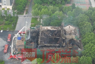 火灾后的河南大学大礼堂:房顶基本坍塌，一片焦黑