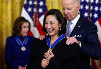 杨紫琼现身白宫 从拜登手上接过奖章