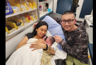 加拿大亚裔夫妻在消防局生下宝宝！丈夫敲错门 一切就像电影一样