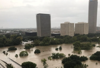 美国休斯敦准备抗击风暴造成的洪水泛滥