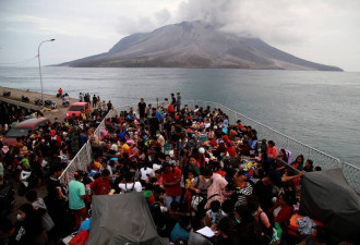 印尼鲁昂火山喷发不停 政府下令近万居民永久搬离