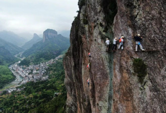 攀岩“塞车”游客悬挂峭壁 景区:害怕可叫救援300元/人