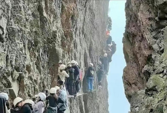 攀岩游客悬挂半山腰 工作人员：可付钱救援