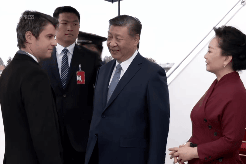 35岁法国总理“中文”接机 习近平：讲得很好