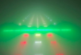 【视频】酷！多伦多飞行员拍下雾中降落画面：这视角从未见过！