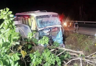 1死33伤！泰国载有中国游客大巴出事，司机当场死亡