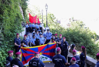 不能让习近平看到！西藏旗帜和小熊维尼被警察隔开