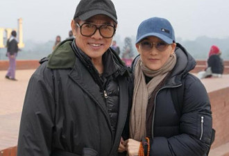 李连杰带利智礼佛：62岁利智状态好 手戴佛珠