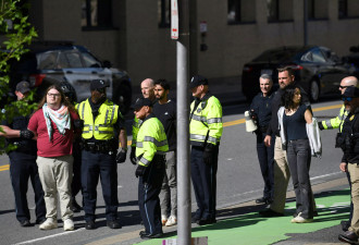 美国校园示威 警察进入MIT清场 10人被捕