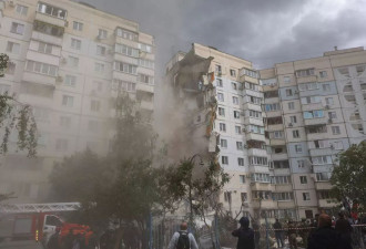 惨遭乌军大规模弹袭 俄公寓倒榻多人死伤