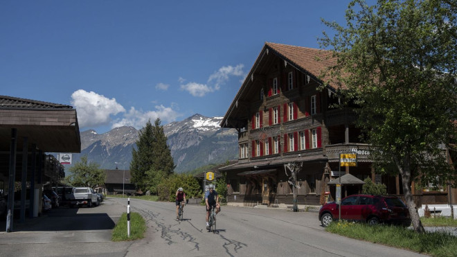 阿尔卑斯山谷之谜：一个中国家庭，一家瑞士旅馆和世界上最昂贵的武器- WSJ