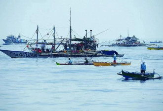 菲渔民闯入黄岩岛，200渔民加速逼近，警报声响起