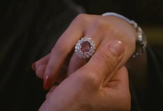 钻石暴跌 那些花十几万买结婚钻戒的人