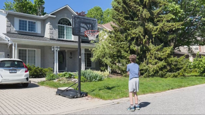 Kids on Kearnsley Way now play over the curb, which they say is not ideal. May 19, 2024 (Sam Houpt/CTV News)