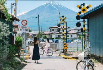 游客太多！日本小镇出奇招&quot;遮挡&quot;富士山