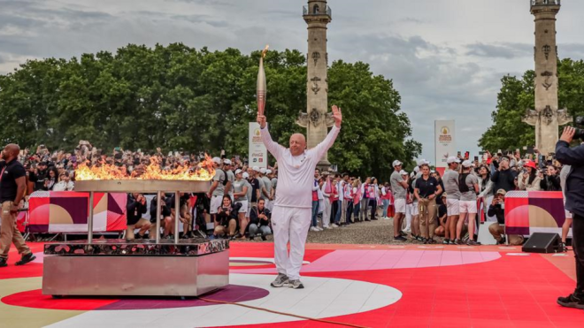 Flamme olympique à Bordeaux et en Gironde Le chef Thierry Marx a procédé à l’allumage de la vasque aux Quinconces vers 19h25 le 23 mai 2024