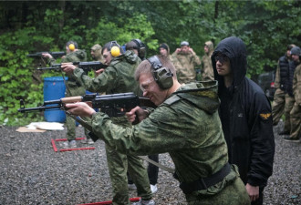 俄乌战争让“课堂变靶场” 14岁俄少年学用AK-47