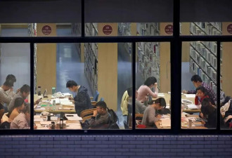 “卷”在保研考公的中国大学生们的生活