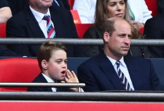 10岁乔治小王子观战足总杯  举止得体