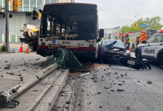 TTC巴士与私家车相撞 现场惨烈