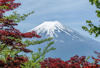 日官方架黑布禁拍富士山 中国游客不择手段