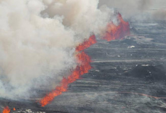 冰岛火山大爆发 熔岩狂喷160英尺