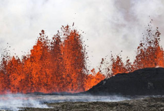 冰岛火山大爆发 熔岩狂喷160英尺