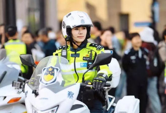 上海外滩＂最美女警＂火出圈： 是民警