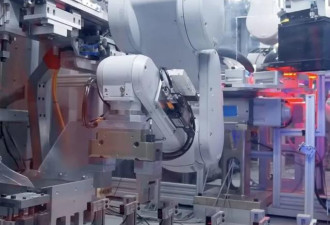 机器人18秒暴力拆解iPhone 这家苹果工厂真厉害