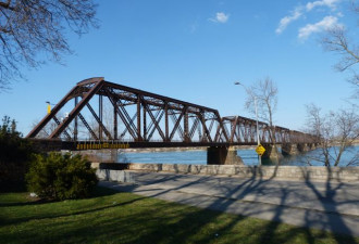 中国女子从加拿大边境步行沿铁路桥进入美国被捕